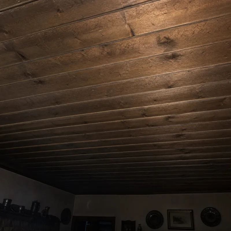 Alte, dunkle Holzdecke