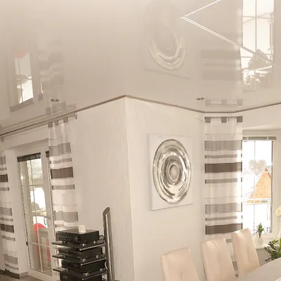 Wohnbereich mit leicht spiegelnder Decke